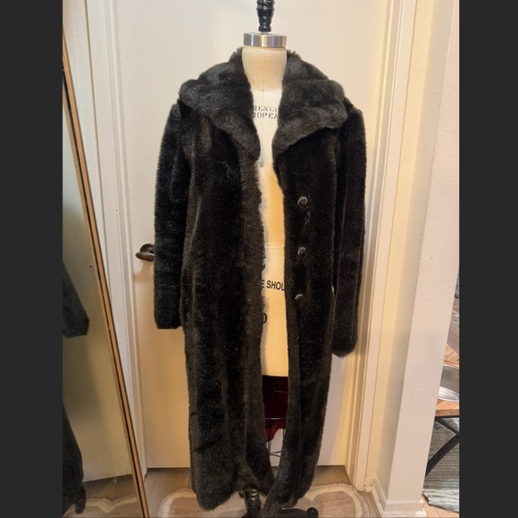 UNION MADE VINTAGE ILGWU FUR COAT - Picture 1 of 9